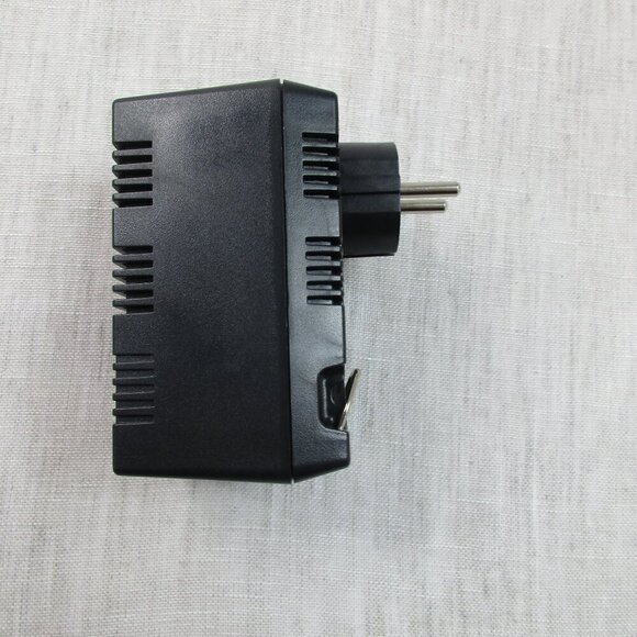 Brookstone Step Down 85W Step Down Transformer Input 220/240V Output 110/120V - Picture 4 of 6